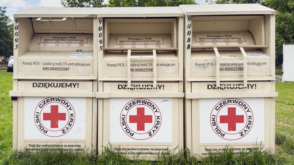 pck, segregacja, odzież używana, kontener, clothing, container, recycling, textiles, donation, used, collection, eco, green, environment, waste, sustainable, reuse, charity, garments, housing, estate, żory, poland, urban, community, neighborhood, bins, clothes, secondhand, public, street, helpful, plastic, metal, collectionpoint, dropoff, sustainability, textile, wardrobe, residential, social, ecology, support, circular, donationbox