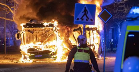 Zamieszki w Szwecji po spaleniu Koranu. Trzy osoby zostały postrzelone przez policję [ZDJĘCIA]