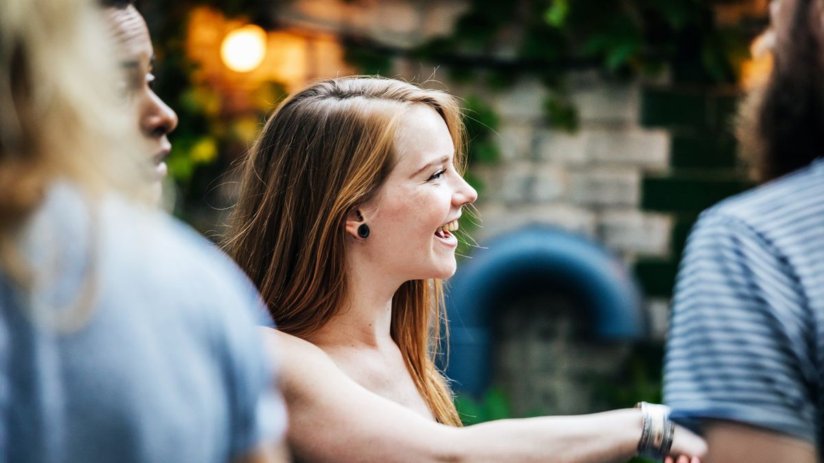 Wielu z nas mierzi zjawisko small-talku. Nic dziwnego. Jeśli jednak zrezygnujesz wykażesz się uważnością, możesz wiele zyskać 