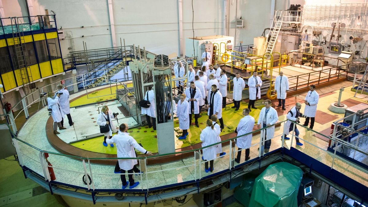 Andrzej Duda odwiedzi? reaktor j?drowy w ?wierku
Fot. Bartosz Krupa/East News. Swierk 08.03.2016. Wizyta prezydenta Andrzeja Dudy w Narodowym Centrum Badan Jadrowych.
N/z: Andrzej Duda oglada reaktor jadrowy "Maria"
Bartosz Krupa