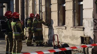 Legnica: Sześć zastępów walczyło z pożarem mieszkania na Jaworzyńskiej