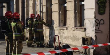 Legnica: Sześć zastępów walczyło z pożarem mieszkania na Jaworzyńskiej