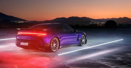 Wielki spoiler, wielka moc (i spory zasięg). Oto rekordowo szybkie Porsche Taycan Turbo GT
