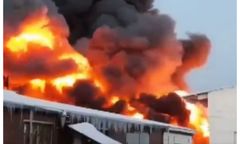 Kłęby dymu nad rosyjskim miastem. Ogromny pożar