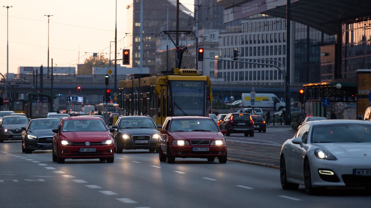 ruch korek korki warszawa centrum samochody 