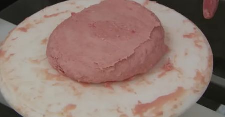 Polacy się nim zajadają. Przerażające, co jest w środku