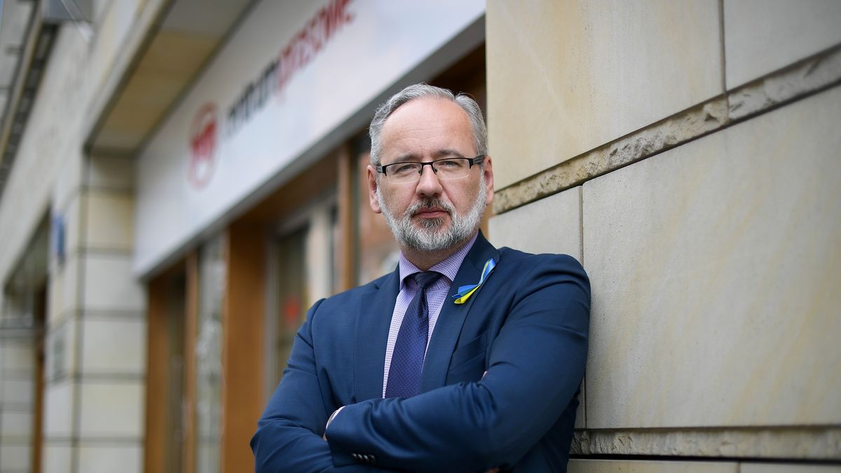 Warszawa, 30.06.2022. Minister zdrowia Adam Niedzielski przed siedzibą Polskiej Agencji Prasowej w Warszawie, 30 bm. Minister Niedzielski był gościem Studia PAP. (mr) PAP/Marcin Obara ***Zdjęcie do depeszy PAP pt. Niedzielski: projekt ustawy o Krajowej Sieci Onkologicznej został skierowany do Stałego Komitetu Rady Ministrów***