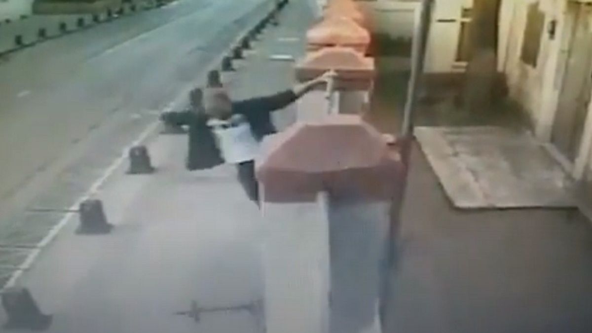 Mężczyzna nielegalnie dostał się na teren kościoła, a następnie ukradł krzyż