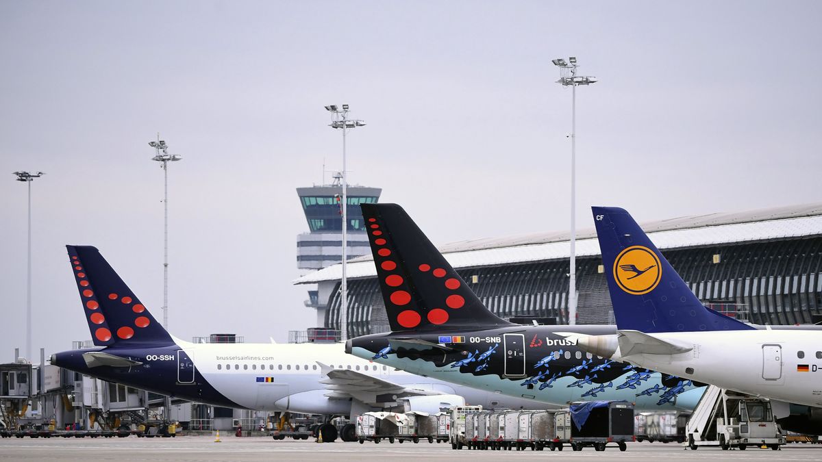ZAVENTEM, BELGIUM - MARCH 20 : The federal government placed a lockdown to stop the spreading of Covid-19. Illustration photos of Brussels Airlines planes grounded due to the cancellation of all flights on March 20, 2020 in Zaventem, Belgium, 20/03/2020 ( Photo by Vincent Kalut / Photonews via Getty Images)