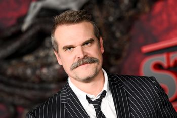 David Harbour rezygnuje z filmu "Behemoth!". Jest zbyt przytłoczony