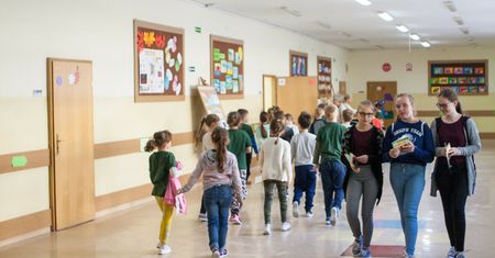 Szkoła oświetlona "jak choinka". Wójt gminy Ostrów Wielkopolski robi z tym porządek