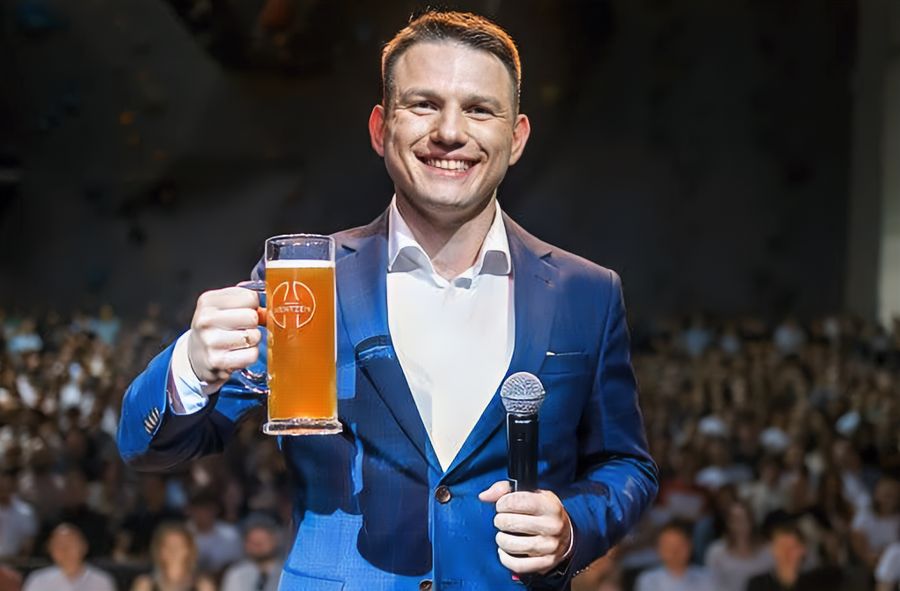 Sławomir Mentzen twierdzi, że piwo nie uzależnia tak mocno jak wódka