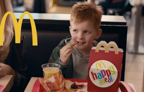 McDonald’s zwiększył sprzedaż owoców, warzyw, produktów mlecznych i wody w zestawach Happy Meal