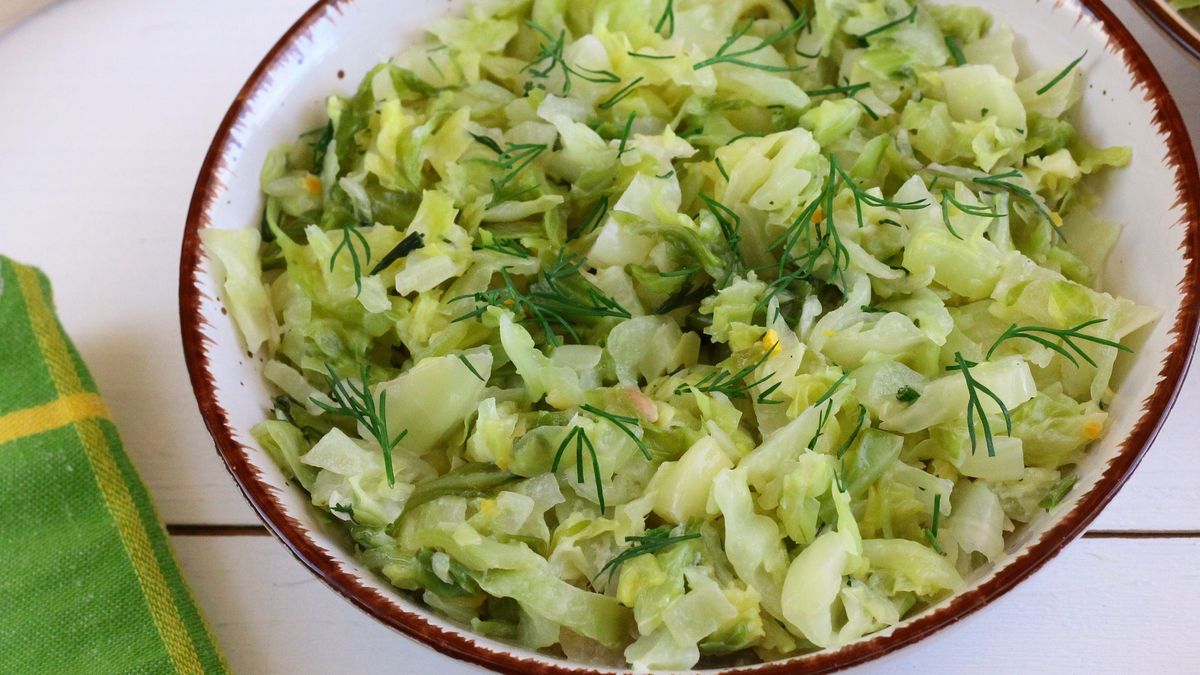 Młoda kapusta w nowej wersji - przyda się składnik z bigosu