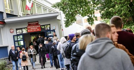 Kraków: tu głosowanie przedłużono do 23:20. Na finiszu rozległy się brawa