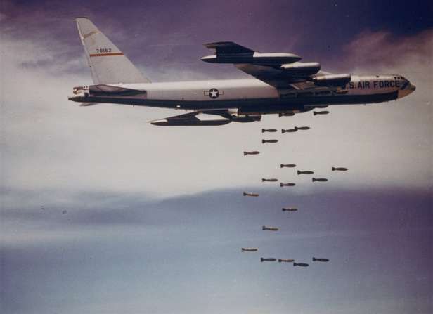 Bombardowanie z wykorzystaniem niekierowanych bomb (Fot. Gizmag.com)