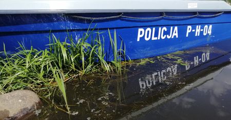 Mazowsze. Tragedia nad Narwią. Trwają poszukiwania 32-latka, który postanowił przepłynąć rzekę wpław