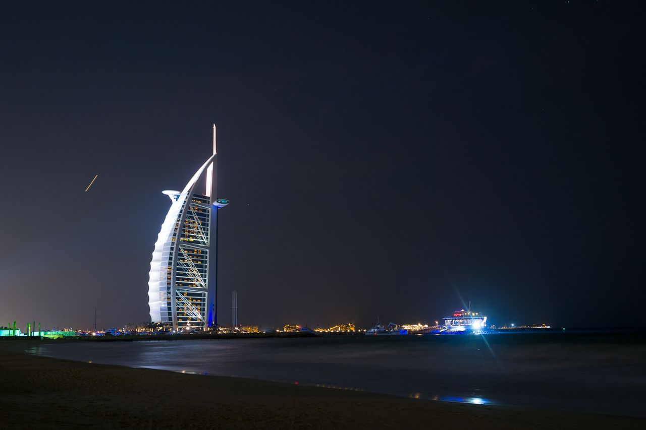 Wracając z palmy do centrum, podjechałem jeszcze na plażę w okolicach Burj al Arab - ten hotel jeszcze do niedawna był najbardziej luksusowym hotelem na świecie. Teraz na prowadzeniu jest Emirates Palace z Abu Zabi.