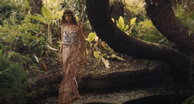 Mohito promuje kolekcję wiosna-lato 2020