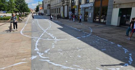 Plac Litewski w białej farbie. Sytuacja powtórzyła się już po raz drugi