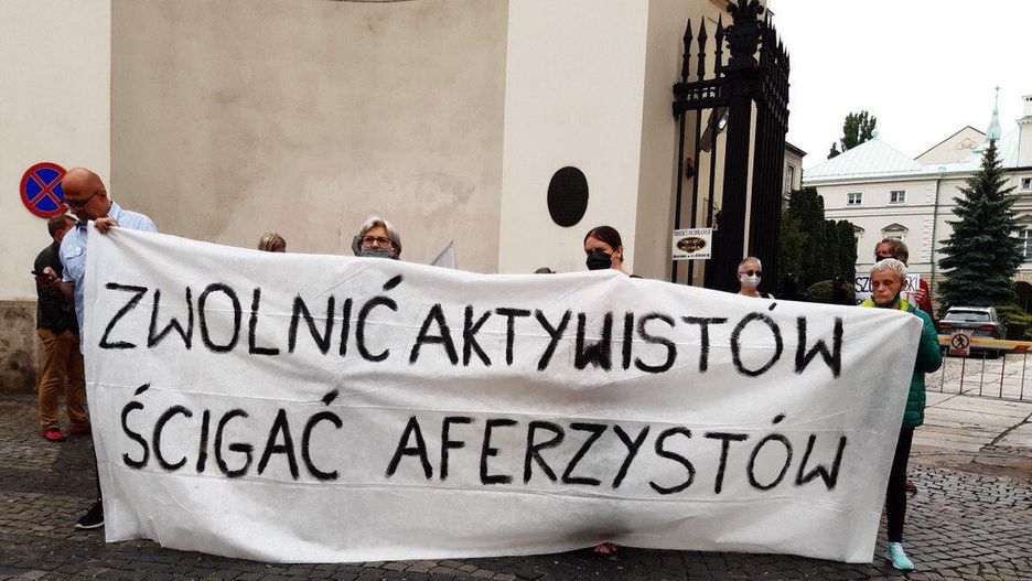 Warszawa. Plakaty z Szumowskim. Oświadczenie i protest w sprawie zatrzymania aktywistów