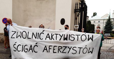 Warszawa. Plakaty z Szumowskim. Oświadczenie i protest w sprawie zatrzymania aktywistów