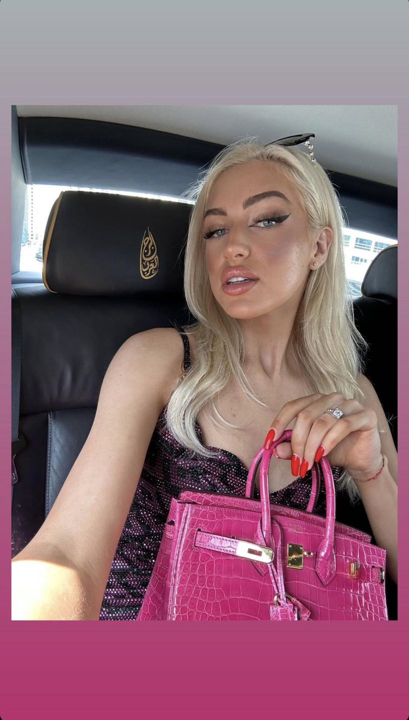 Caroline Derpienski chwali się zakupioną w Dubaju torbą z krokodyla za 100 tysięcy