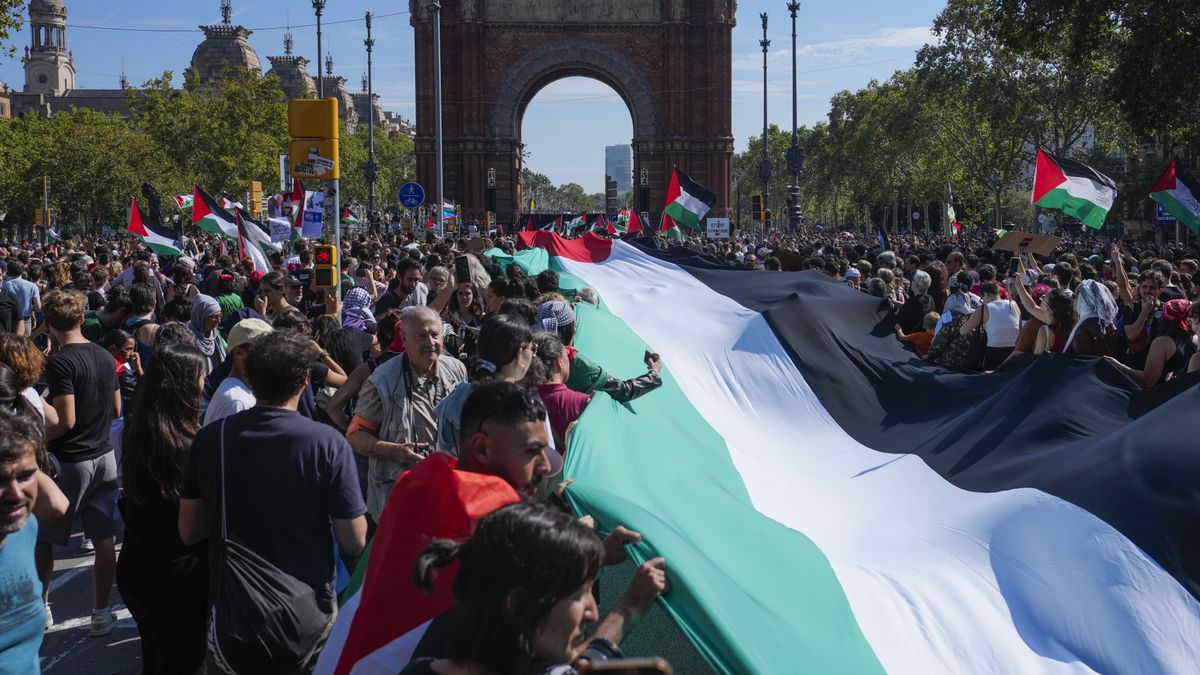 People participate in a rally organized in support of Palestine and against the 'genocide' committed by Israel in downtown Barcelona, northeastern Spain, 04 October 2025. EPA/ENRIC FONTCUBERTA Dostawca: PAP/EPA.