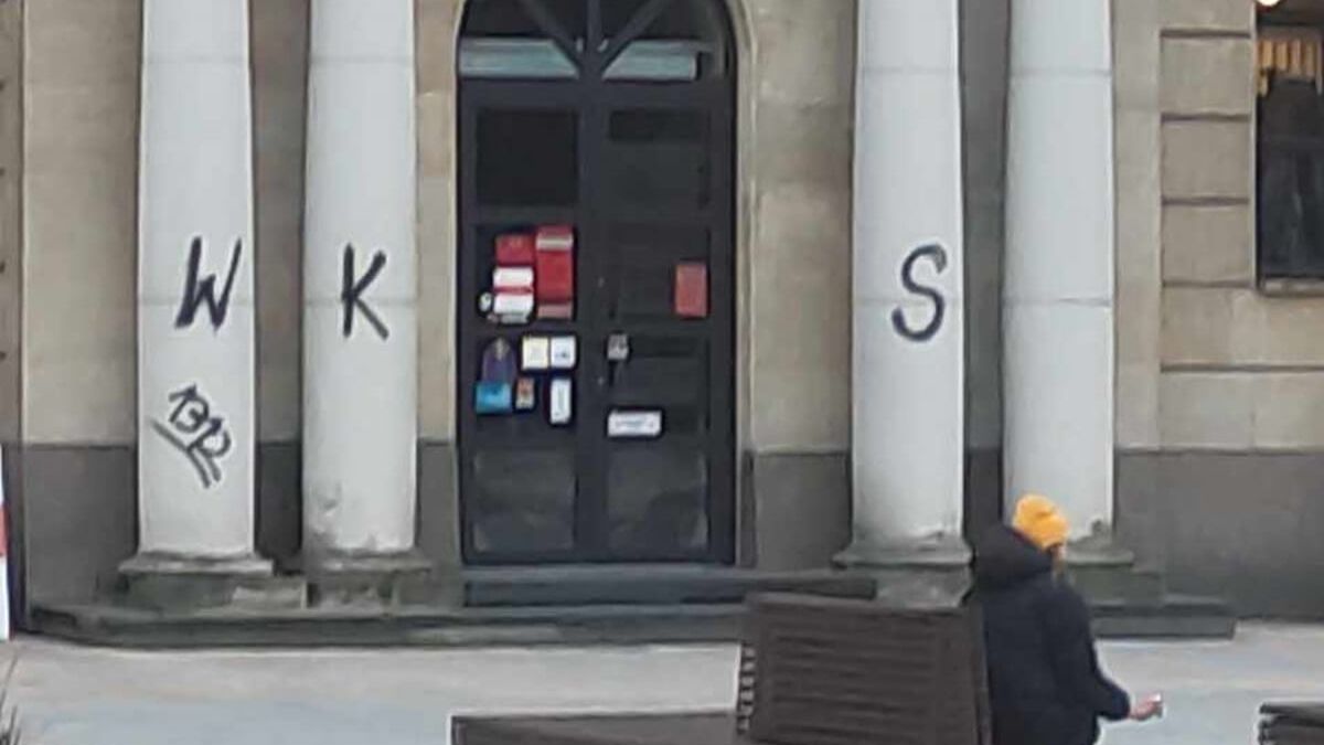 Napis „WKS” i „1312” na kolumnach budynku Poczty Polskiej w Lublinie
