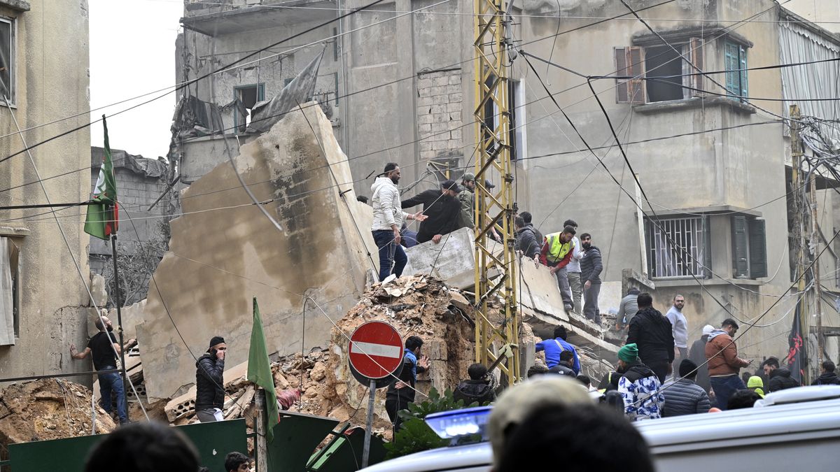Israeli military strikes hit Beirut 's southern suburb of Dahieh
epa11741631 Rescuers search the rubble of a building following an Israeli airstrike on Al-Nuwairi area, Beirut, Lebanon, 26 November 2024. According to the Lebanese Ministry of Health, more than 3,750 people have been killed and more than 15,650 others injured in Lebanon since the escalation in hostilities between Israel and Hezbollah.  EPA/WAEL HAMZEH 
Dostawca: PAP/EPA.
WAEL HAMZEH
Israel-Hezbollah conflict, airstrike, Lebanese, Dahieh, war, destruction