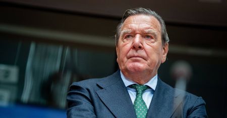 Były kanclerz Niemiec na liście płac Putina. A podatnicy finansują mu biuro