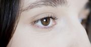 Pokruszyły ci się rzęsy? Smaruj codziennie na noc, a je uratujesz