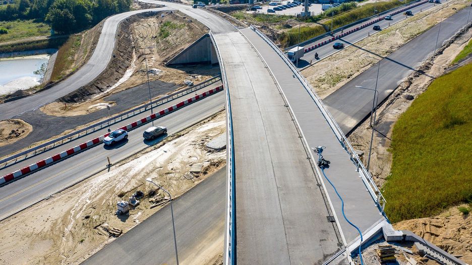 Siedem z dwunastu analizowanych przez Najwyższą Izbę Kontroli inwestycji prowadziły samorządy: UM Świnoujście, ZZDW w Koszalinie, ZDW w Olsztynie, ZDW w Bydgoszczy, DŚDiK we Wrocławiu, ŚZDW w Kielcach oraz UM Tarnobrzeg.