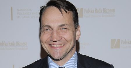 Radosław Sikorski był w związku z serialową Camillą z "The Crown". "Był moją pierwszą, wielką miłością"