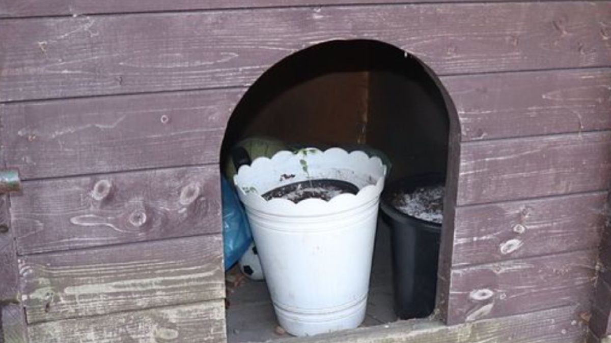 Policjanci zajrzeli do budy dla psa. Okazało się, że w środku nie było czworonoga, za to liczne dowody przestępstwa