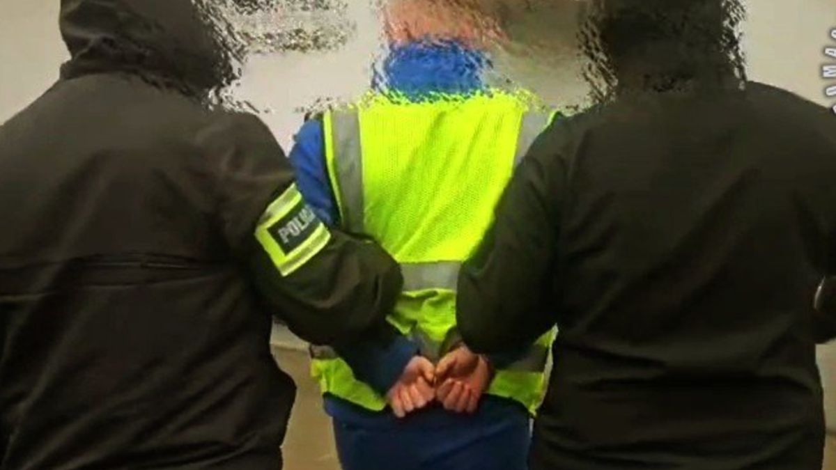 Karol B. został zatrzymany przez policję.
