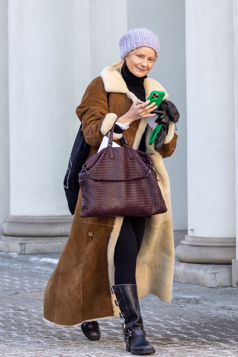 Obwieszona metkami Małgorzata Kożuchowska krąży po Warszawie