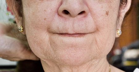 Zalej wodą i nałóż na twarz. Działa lepiej niż drogi krem