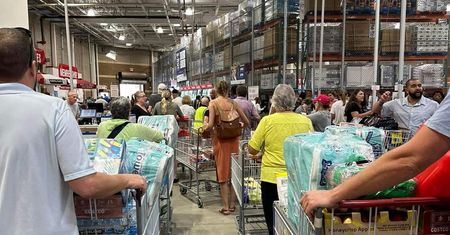 "Panika zakupowa" na Wschodnim Wybrzeżu USA. Ludzie masowo wykupują papier toaletowy