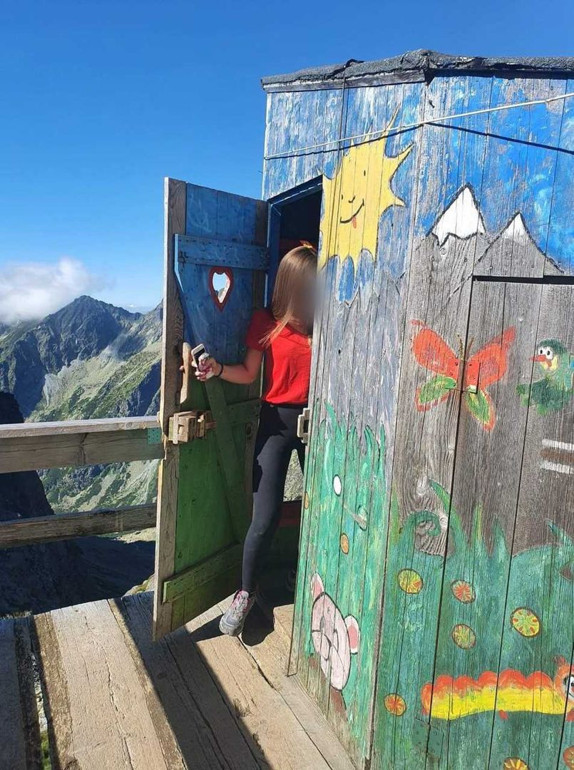 Drewniana latryna znajduje się na wysokości ponad 2200 m n.p.m.