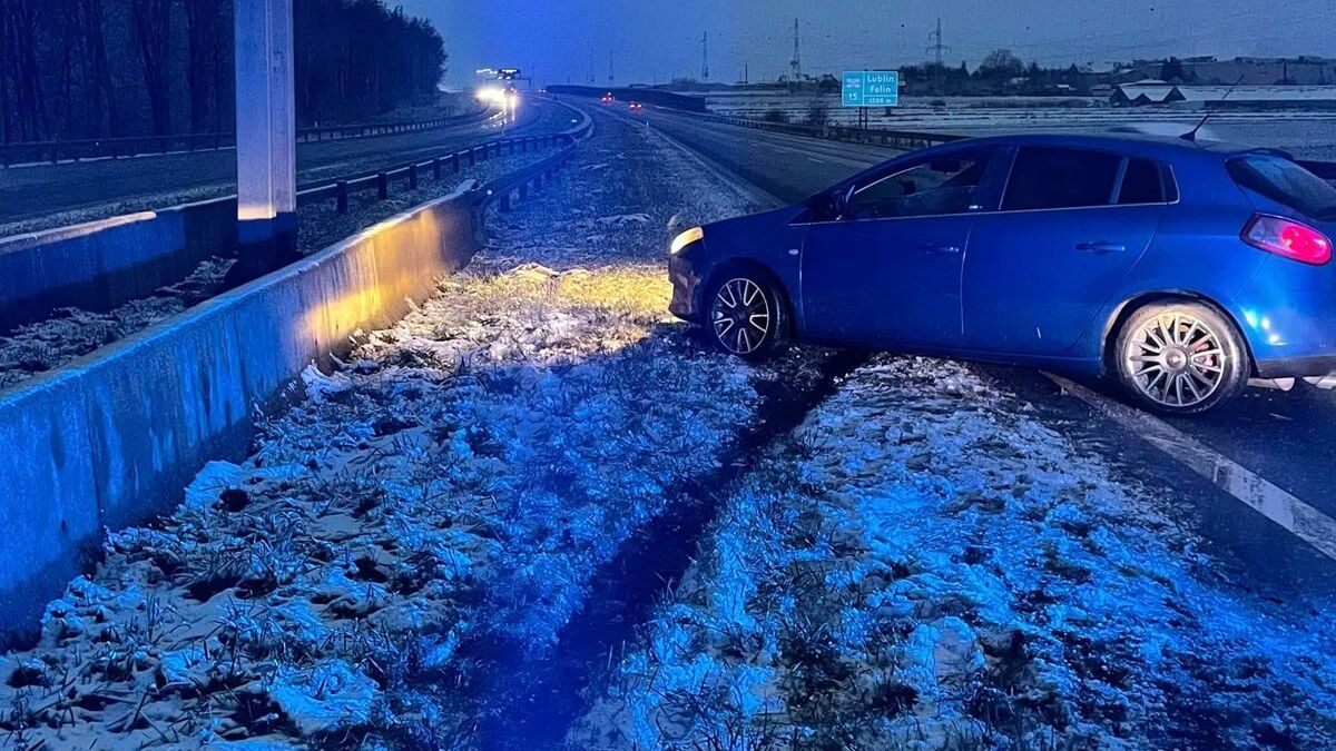 Fiat uderzył w bariery na obwodnicy Lublina