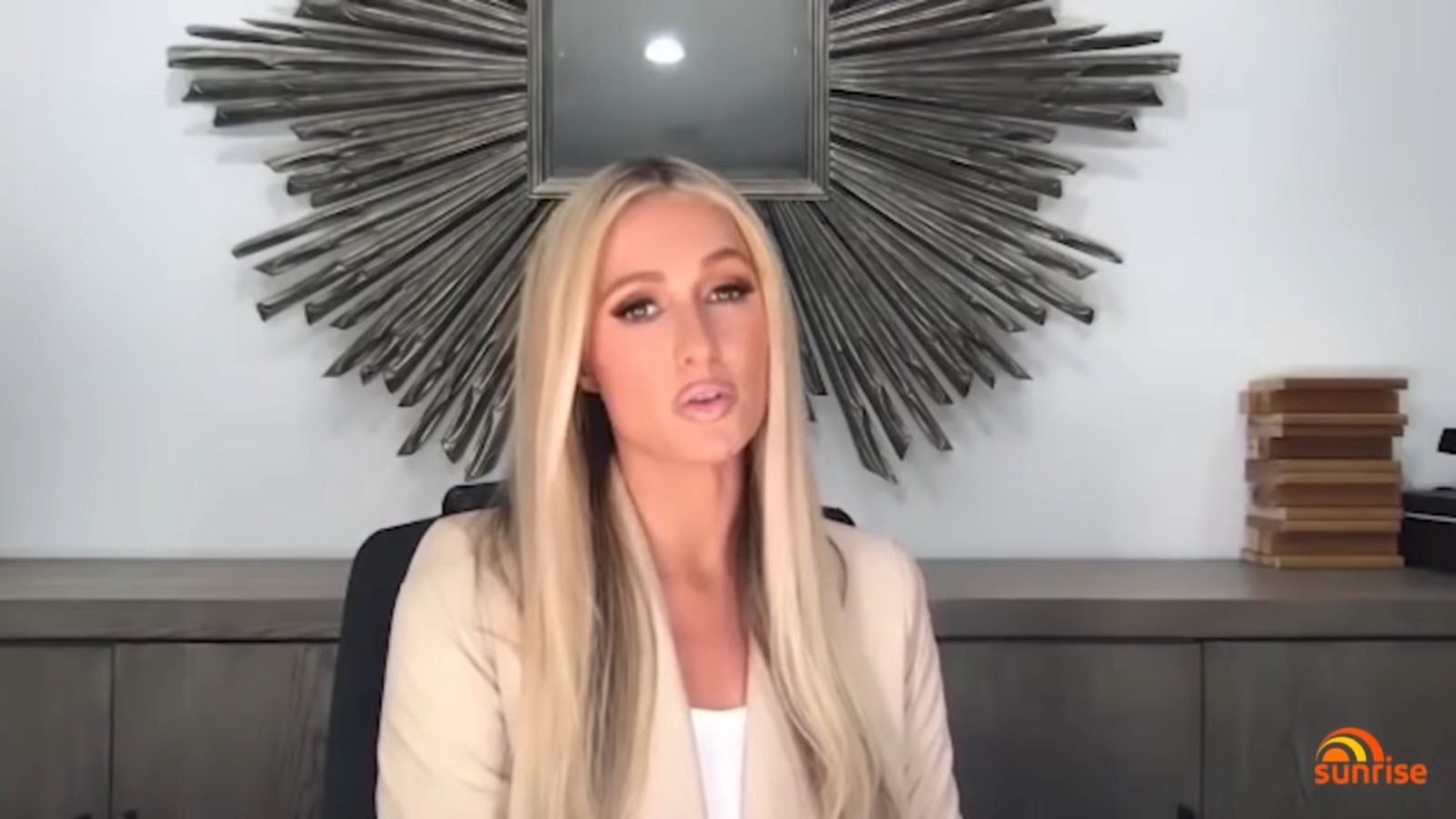 Paris Hilton debiutuje z nowym głosem