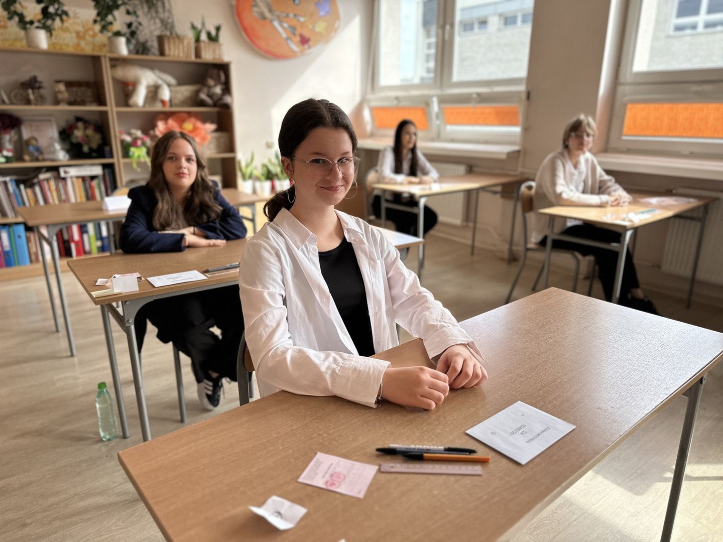 Egzamin ósmoklasisty w Tomaszowie 2025. Byliśmy w SP nr 10 przed egzaminem z matematyki. ZDJĘCIA