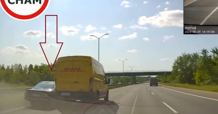 Kierowca bmw zgnieciony przez dostawczaka. Film rozgrzał internet