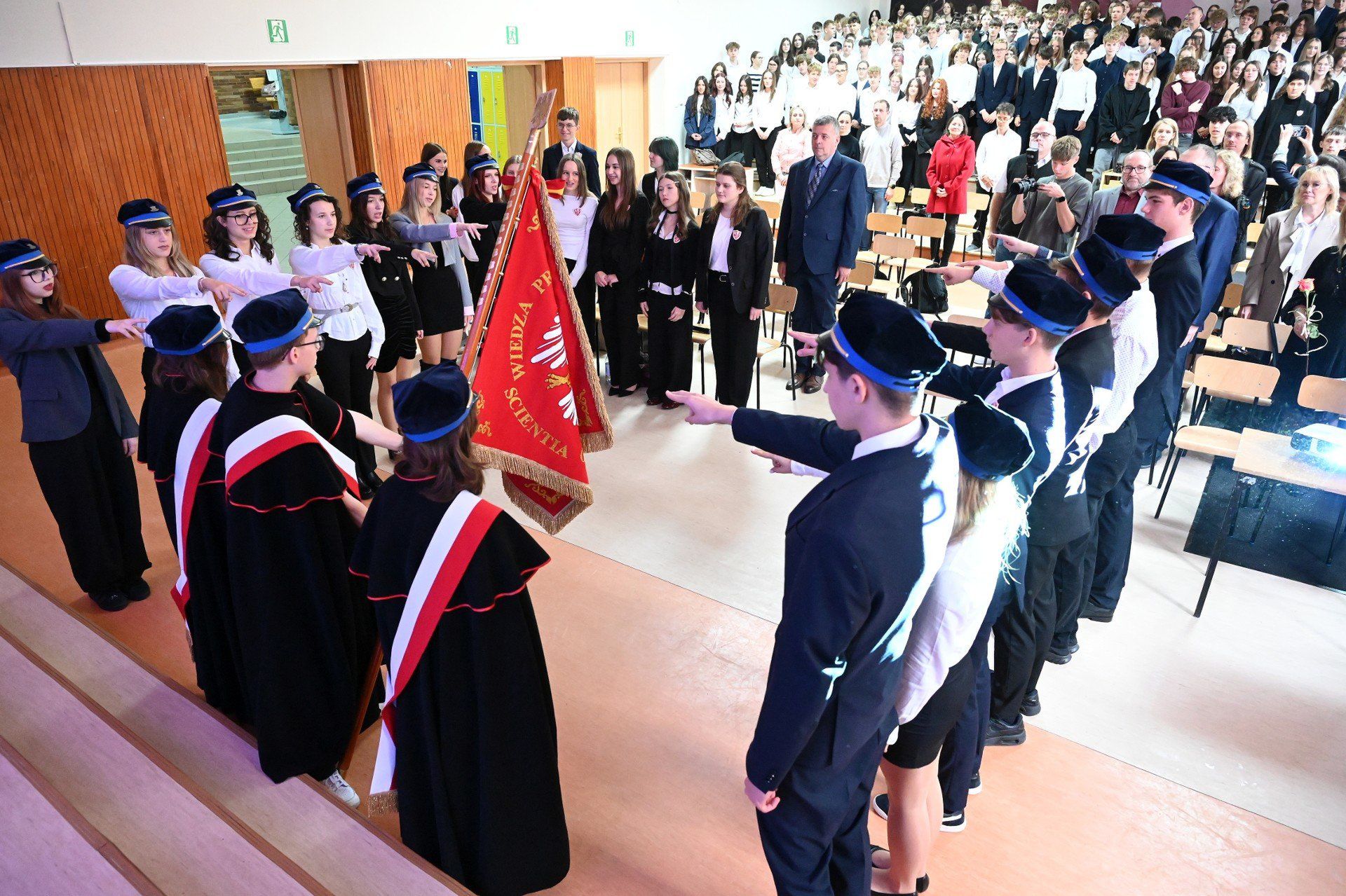Najważniejszym momentem uroczystości było ślubowanie uczniów klas pierwszych. Młodzież ślubowała na sztandar szkoły, zobowiązując się do godnego reprezentowania jej imienia, rzetelnej nauki i postępowania zgodnego z wartościami, które patron głosił w swojej twórczości..