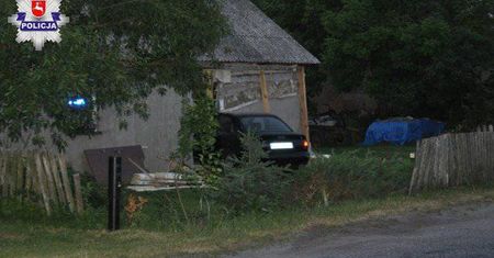 Łańcuchów: 19-latek zjechał z drogi i wbił się w ścianę domu