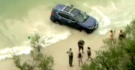 Samochodem do oceanu. Mieszkanka Florydy utknęła z autem na plaży