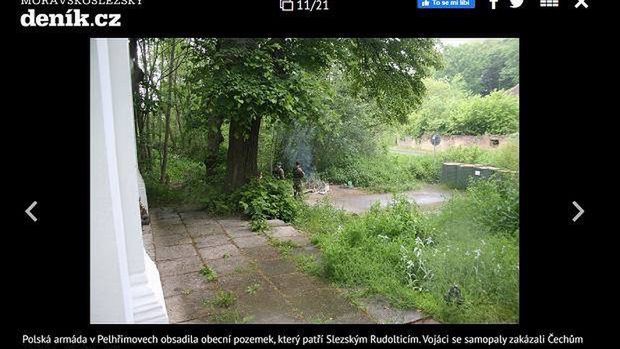 Fotografia, która towarzyszy publikacji czeskiego Denika o polskim wojsku, które okupuje kapliczkę nie na swoim terytorium