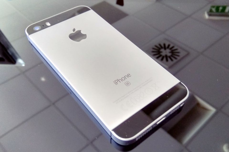Śpieszmy się kupować małego iPhone'a, Apple ma wycofać model SE