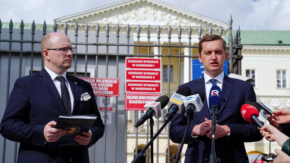 Warszawa. Sebastian Kaleta i Jerzy Kwaśniewski z Ordo Iuris przed warszawskim ratuszem